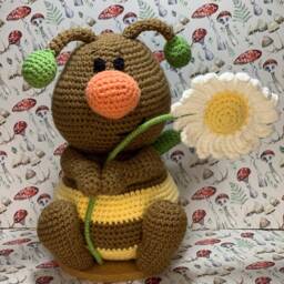 Crochet Bee Shelf Sitter With Daisy - Handmade Autumn Decor - thumbnail 2