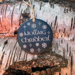 Gaelic Merry Christmas Slate Ornament, Scottish Highlander Decor - thumbnail 3