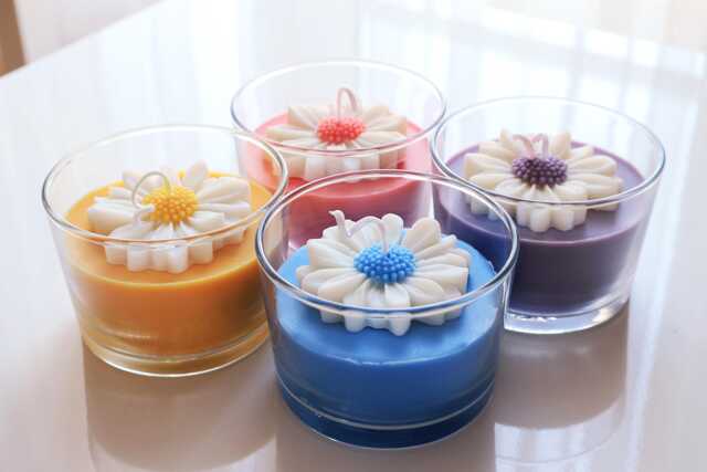 Handmade Daisy Flower Soy Candle, Natural Scented Spring Home Decor - image 1