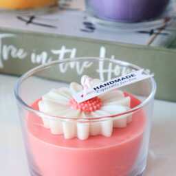 Handmade Daisy Flower Soy Candle, Natural Scented Spring Home Decor - thumbnail 2