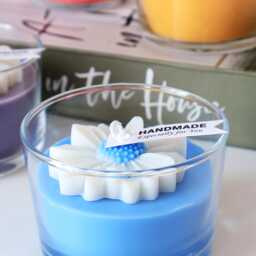 Handmade Daisy Flower Soy Candle, Natural Scented Spring Home Decor - thumbnail 4