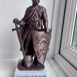Llywelyn The Great Statue - Bronze Effect Welsh Prince Sculpture - thumbnail 2