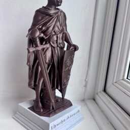 Llywelyn The Great Statue - Bronze Effect Welsh Prince Sculpture - thumbnail 3