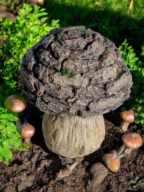 Resin Wood-Effect Mushroom Garden Decoration Ornament - image 1