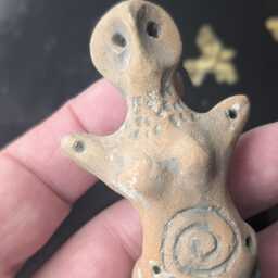 Handcrafted Terracotta Venus Statue Neolithic Fertility Goddess Replica With Spiral Symbol - thumbnail 2