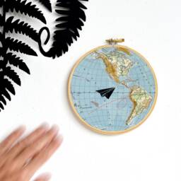 Flieger Auf Weltreisen // Papierflieger Weltkarte Mit Flugbahn, Wandobjekt Alter Grafik, Renna Deluxe - thumbnail 3