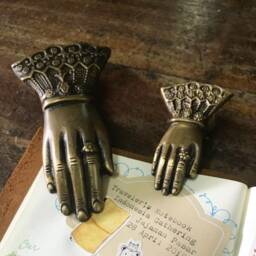 Victorian Hand Brass Clip Small - thumbnail 2