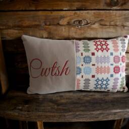 Welsh Blanket Style Cwtsh Cushion-Personalised Cushion - Quote Cushion-Welsh Tapestry Design Rectangle Cushion - thumbnail 3
