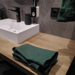 Dark Emerald Linen Bath Towel, Heavyweight Softened - thumbnail 3