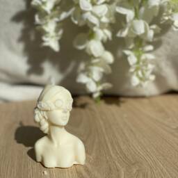 Lady Blindfold Soy Candle Hand-Poured Flower Design - thumbnail 3
