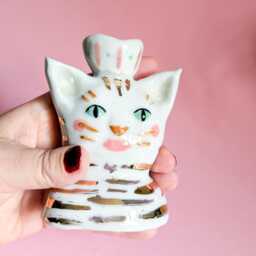 Porcelain Cat Candle Holder With Tiger Pattern in Gold - thumbnail 2