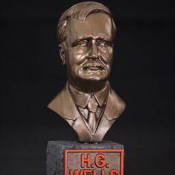H.g. Wells Statue - thumbnail 3