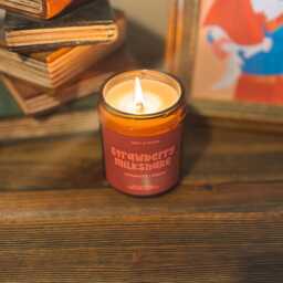 strawberry Milkshake Scented Soy Candle Hand-Poured 8Oz Jar - thumbnail 2