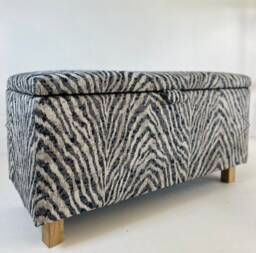 Ottoman in Manda Jacquard Zebra - thumbnail 1