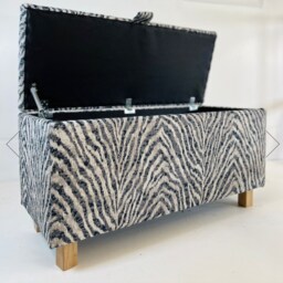 Ottoman in Manda Jacquard Zebra - thumbnail 2