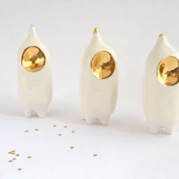 "Ceramic Alien Figure in White Clay With Real Gold Details, ""Spikes" - thumbnail 2