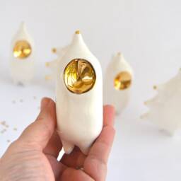"Ceramic Alien Figure in White Clay With Real Gold Details, ""Spikes" - thumbnail 3