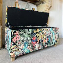 Ottoman in Rainforest Rabble Velvet - thumbnail 3