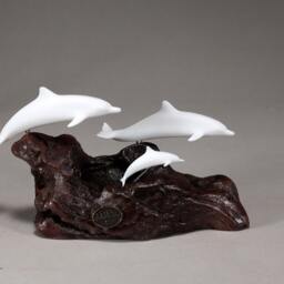 Dolphin Family Sculpture By John Perry 6In Long Pellucida On Polished Burlwood Base. Signed - thumbnail 3