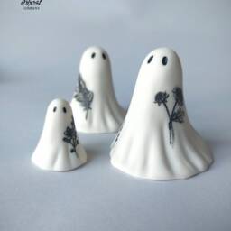 Spooky Ghost Sculpture Ceramic Floral Print Or Feather - thumbnail 3