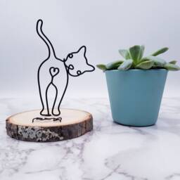 Wire Cat Butt Sculpture, Heart Detail, Pet Memorial Decor - thumbnail 2