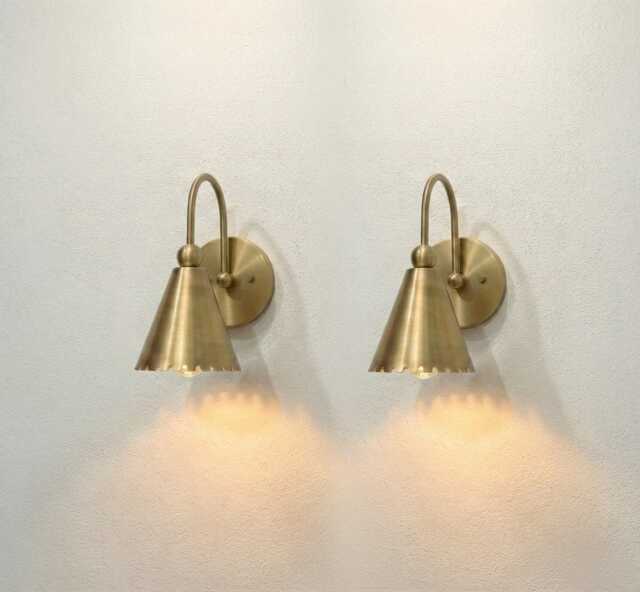 Elegant Scalloped Brass Wall Sconce - Vintage Gooseneck Light Gold Wavy Cone Lamp - image 1