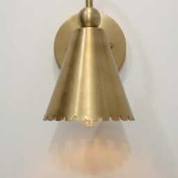 Elegant Scalloped Brass Wall Sconce - Vintage Gooseneck Light Gold Wavy Cone Lamp - thumbnail 3