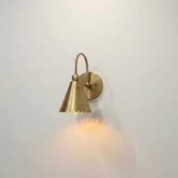 Elegant Scalloped Brass Wall Sconce - Vintage Gooseneck Light Gold Wavy Cone Lamp - thumbnail 2