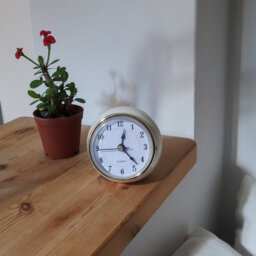 White Ceramic Ball Desk Clock Retro Small Table Clock