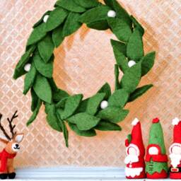 Felt Christmas Wreath With White Berries - Made From Wool For Mantel & Door - thumbnail 3