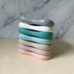 Vibrant Concrete Soap Dish Modern Bathroom Decor, Organic Shape Trinket Tray, Eco-Friendly Accessory - thumbnail 3