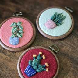 Ooak Needle Felted Pot Plant Painting. Whimsy 3D Wall Art in An Embroidery Hoop - thumbnail 4