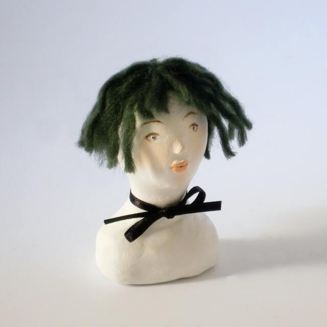 Doll Bust Elise/Green Hair Chocker Bow - image 1