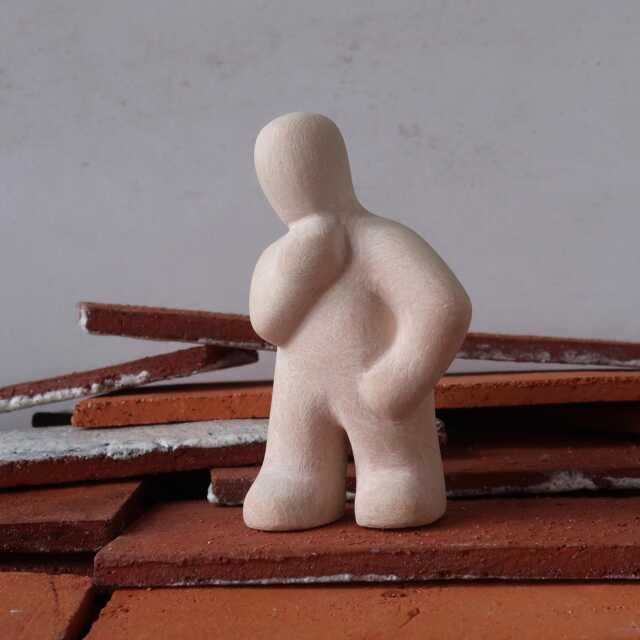Interest - Expressive Ceramic Figurine For Sandplay & Counseling - image 1