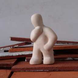 Interest - Expressive Ceramic Figurine For Sandplay & Counseling - thumbnail 1
