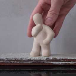 Interest - Expressive Ceramic Figurine For Sandplay & Counseling - thumbnail 4