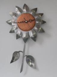 Sunflower Clock With Leaf Pendulum