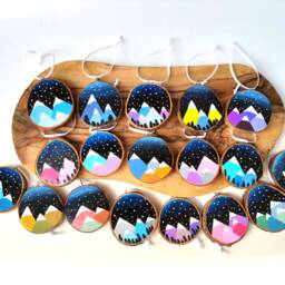 Hand-Painted Mountain Wood Slice Ornament - Handmade Christmas Decoration - thumbnail 3