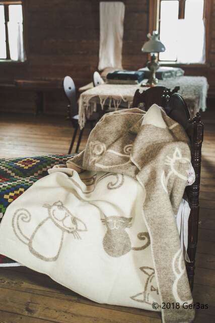Wool Blanket Reversible New Zealand Throw With Cats - 130x200cm - image 1