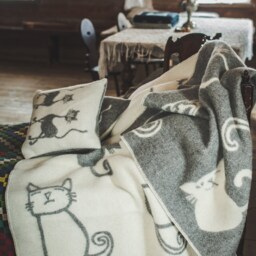 Wool Blanket Reversible New Zealand Throw With Cats - 130x200cm - thumbnail 2