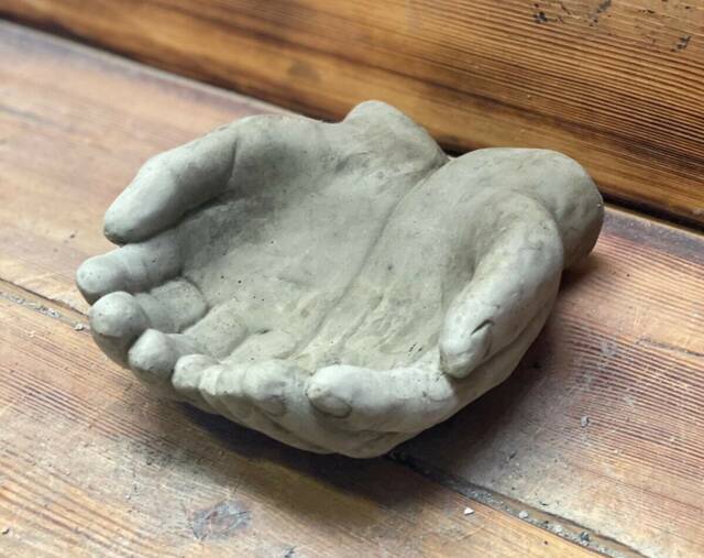 Stone Garden Pair Of Hands Hand Bird Feeder Bath Memorial Statue Ornament - image 1