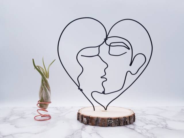 Personalized Kissing Couple Wire Sculpture, Anniversary Gift, Desk Decor - image 1