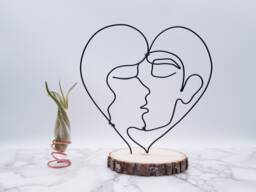 Personalized Kissing Couple Wire Sculpture, Anniversary Gift, Desk Decor