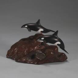 Orca Killer Whale Duo By John Perry 4In Long Sculpture On Polished Burlwood Base. Signed - thumbnail 3