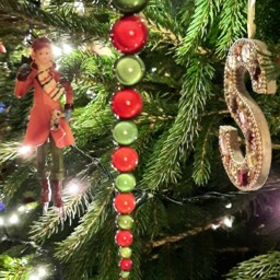 Red & Green Icicle Christmas Ornaments, Iridescent Tree Decorations, Long Hanging Ornament, Glowing Reflective Miracle Beads - thumbnail 3