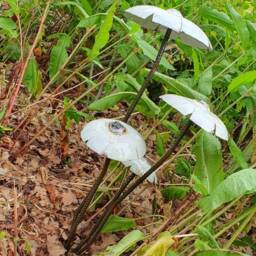Recycled Metal White Mushroom Garden Sculpture Set - Rustic Outdoor Decoration - thumbnail 3