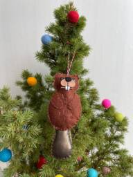 Felt Beaver Christmas Ornament, Leather Tail, Woodland Tree Decoration - thumbnail 1