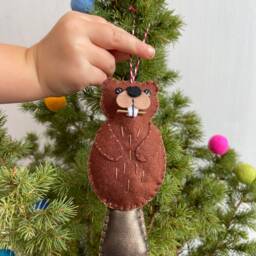 Felt Beaver Christmas Ornament, Leather Tail, Woodland Tree Decoration - thumbnail 2