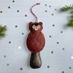 Felt Beaver Christmas Ornament, Leather Tail, Woodland Tree Decoration - thumbnail 3
