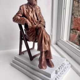 David Hockney Statue - Bronze Effect Figure On White Stone Base - thumbnail 3